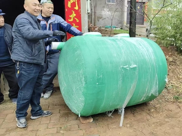 家用三格玻璃钢化粪池安装现场